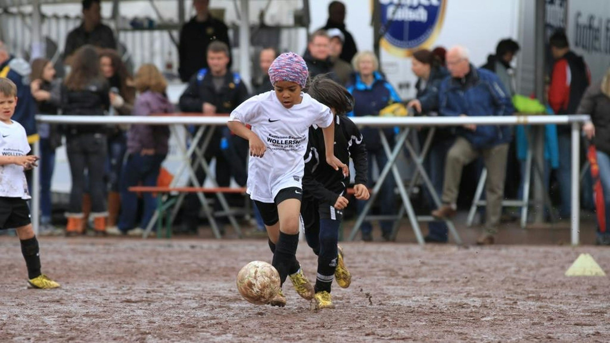 Die Fußballerin Zahra Fepessi als Kind auf dem Fußballplatz mit ihrer Jungsmannschaft.