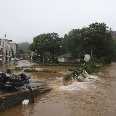 Eine Straßenansicht kurz nach der Flut im Burggarten in Schleiden im Juli 2021. Bürgermeister Ingo Pfennings hofft, dass die Gemeinde vor weiteren Krisen in Zukunft verschont bleibt.
