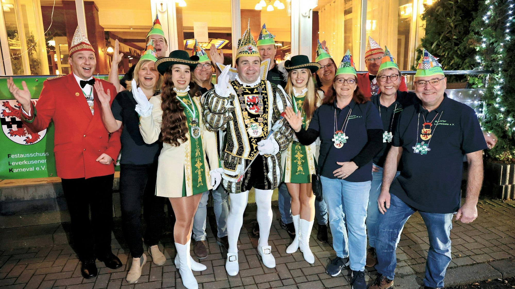 Leverkusen NeugründungManforter Lappenclowns. Prinzenburg Brauhaus Janes mit Prinz und Gefolge.
Foto: Michael Wand
Foto: Michael Wand