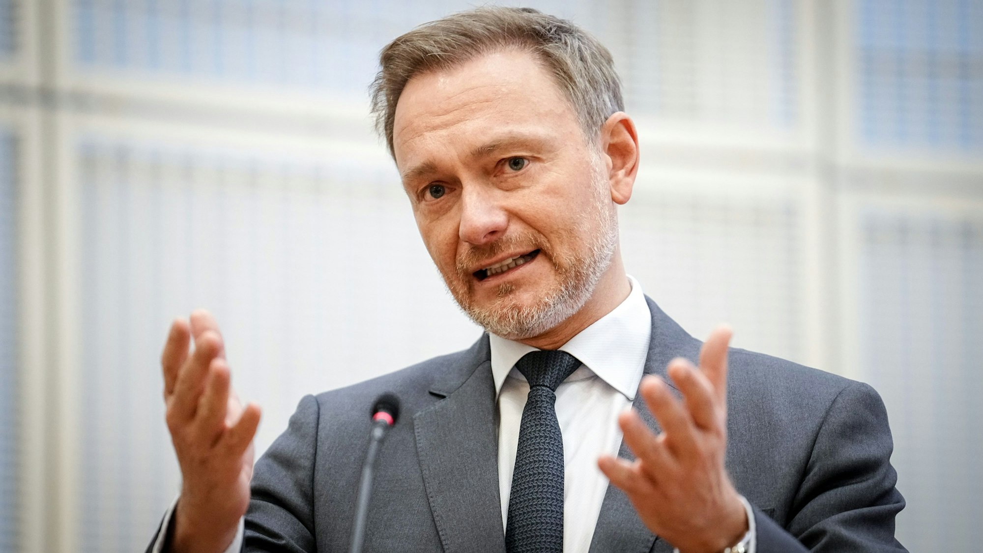 ARCHIV - 28.11.2022, Berlin: Christian Lindner (FDP), Bundesminister der Finanzen, spricht beim «ZDH-Steuerforum 2022» des Zentralverbandes des Deutschen Handwerks (ZDH) zu den Teilnehmern. (zu dpa «Lindner weist Vorwürfe im Zusammenhang mit Privatkredit zurück»).