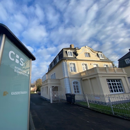 Der Eingang zur Cologne Business School in Brühl