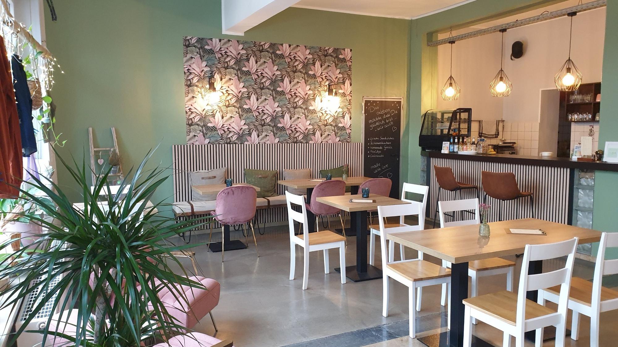 Die Räumlichkeiten des JayJay Yogastudio mit Café und Shop in Köln Ehrenfeld mit einer hellen Einrichtung, Pflanzen und Pastelltönen