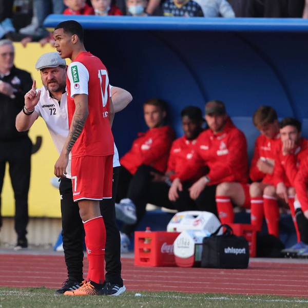 FC-Nachwuchsstürmer Damion Downs wird von Trainer Steffen Baumgart vor dem Testspiel gegen den Siegburger SV instruiert.