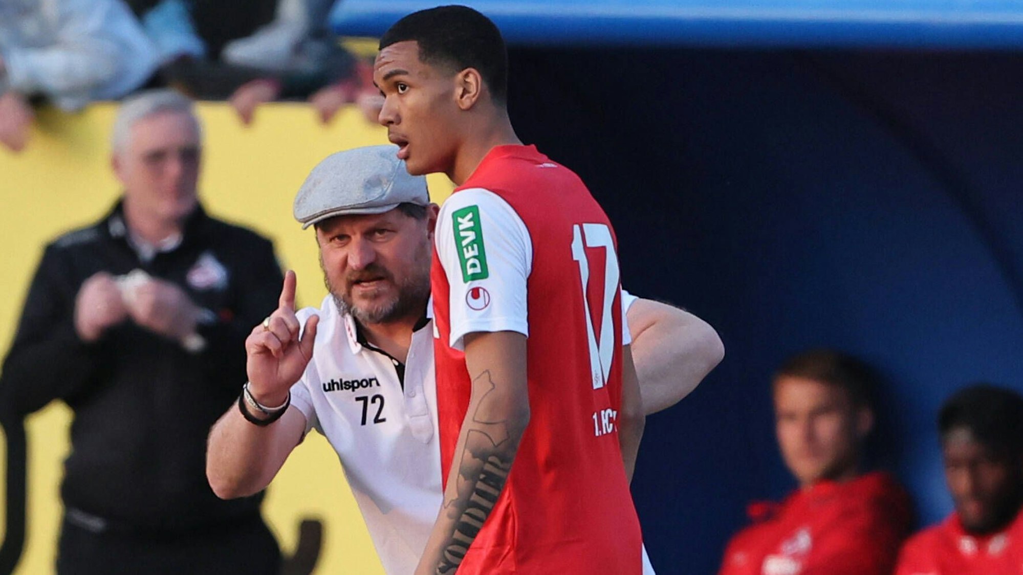 FC-Nachwuchsstürmer Damion Downs wird von Trainer Steffen Baumgart vor dem Testspiel gegen den Siegburger SV instruiert.