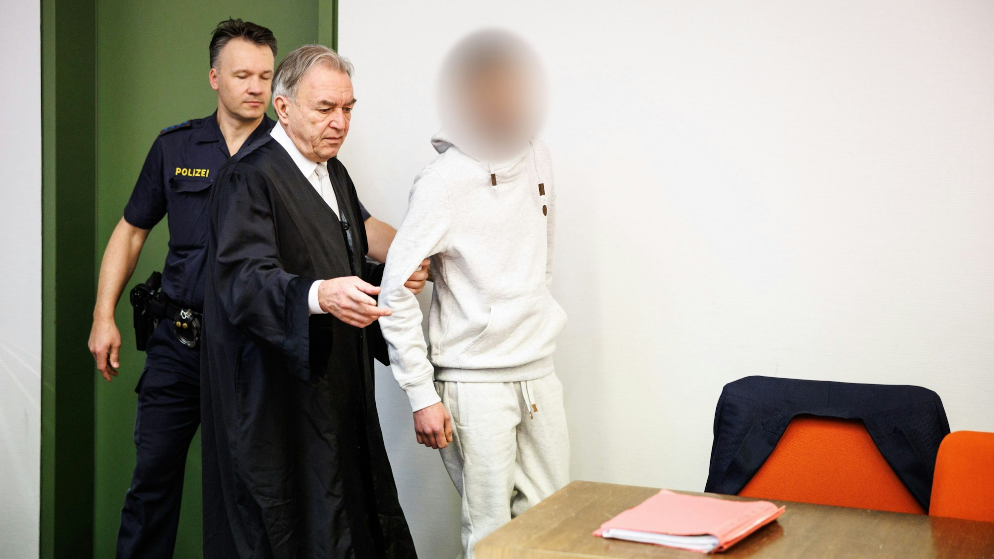 Der wegen Totschlags angeklagte Mann, der seine fünf Wochen alte Tochter in Oberammergau umgebracht haben soll, wird zu Prozessbeginn in einen Gerichtssaal vom Landgericht in München geführt.
