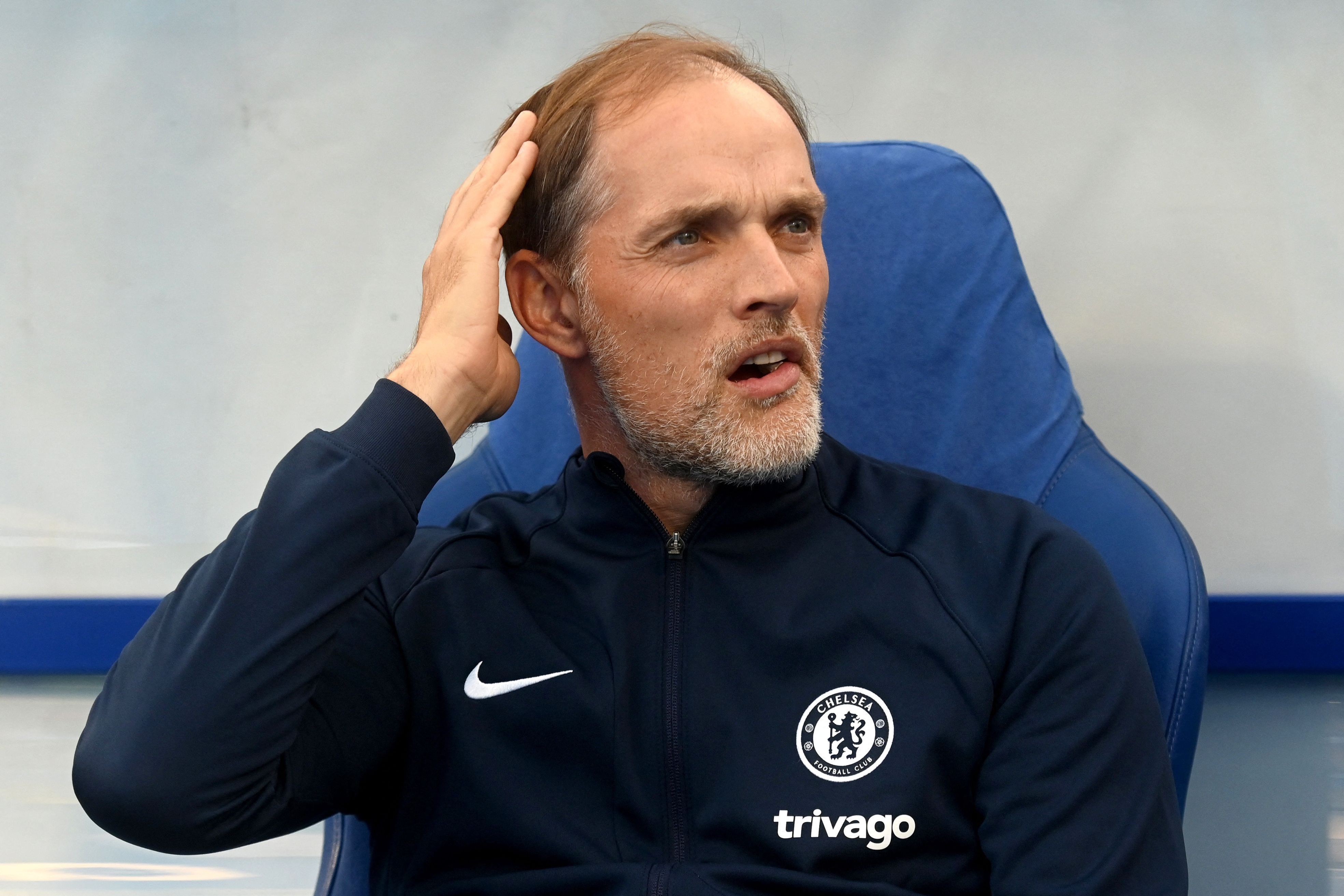 Thomas Tuchel fasst sich an den Kopf.