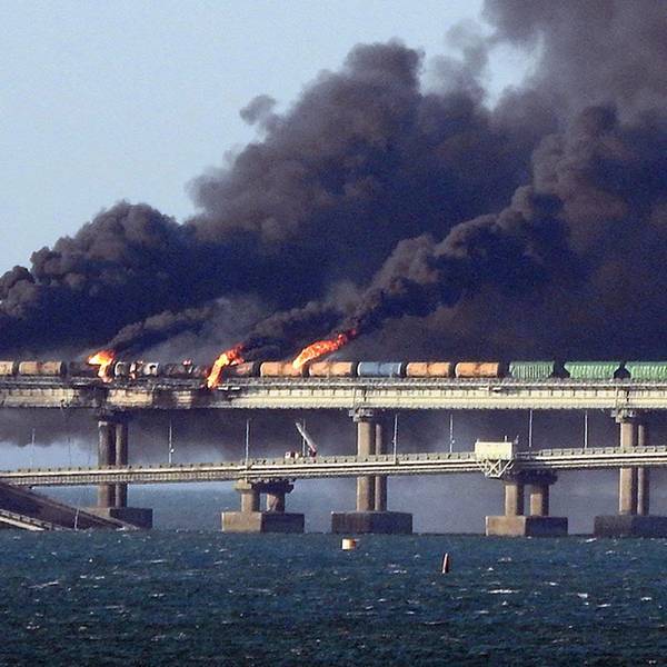 Flammen auf der Kertsch-Brücke zur Krim Anfang Oktober 2022