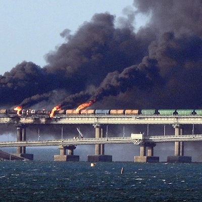 Flammen auf der Kertsch-Brücke zur Krim Anfang Oktober 2022