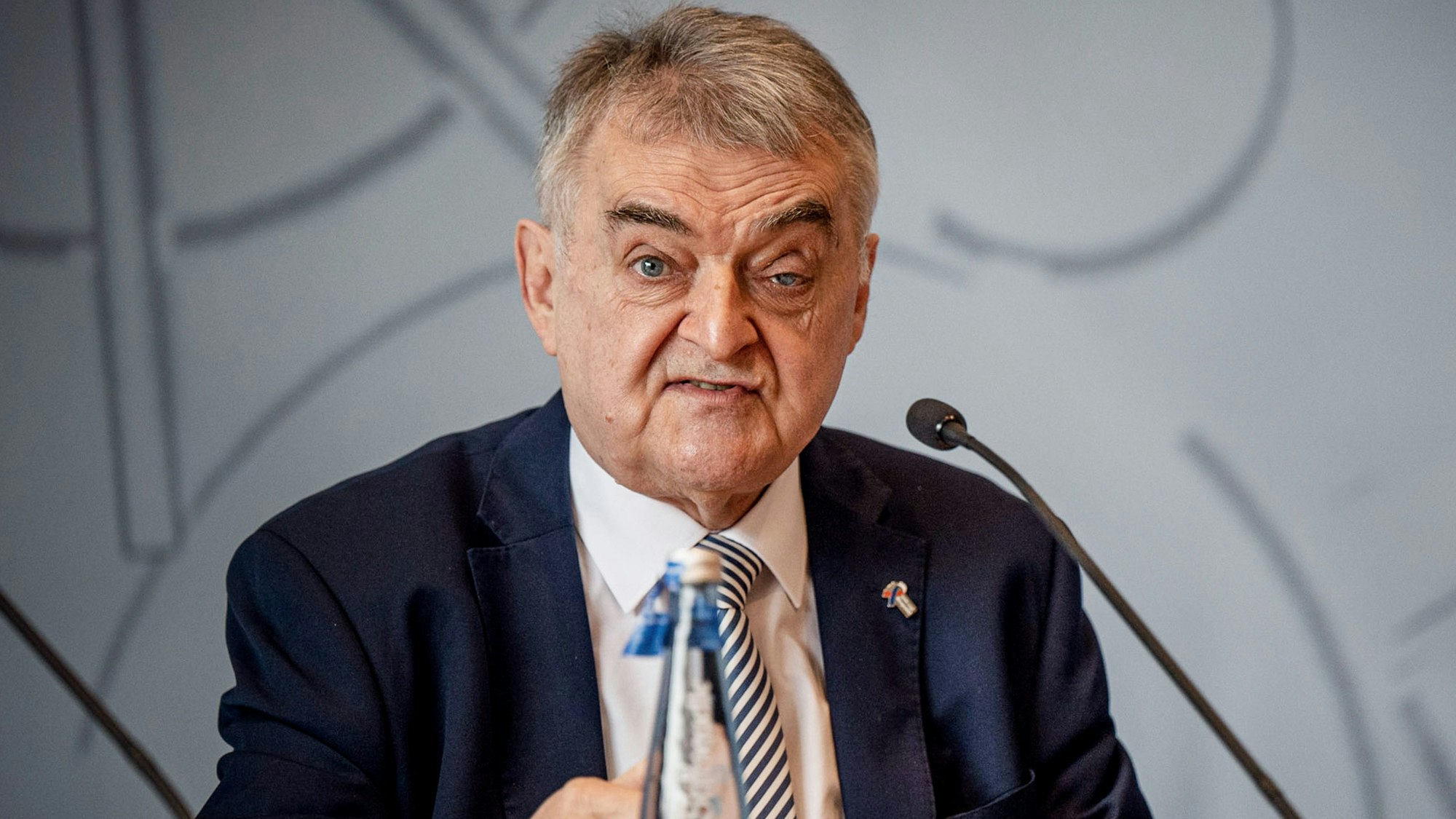 Herbert Reul (CDU), Innenminister von Nordrhein-Westfalen, spricht bei der Pressekonferenz.