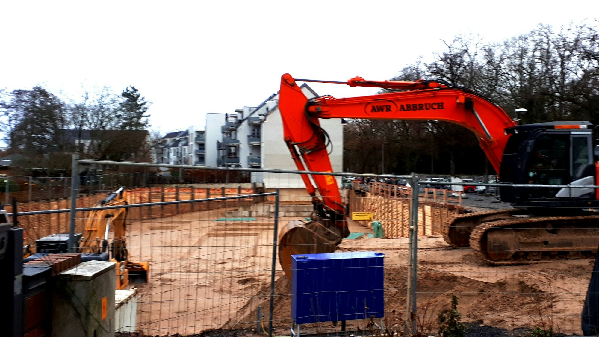 uf dem Areal der Philipp-Nicolai-Kirche wird neu gebaut. Zwei Bagger stehen neben und in einer große Baugrube.
