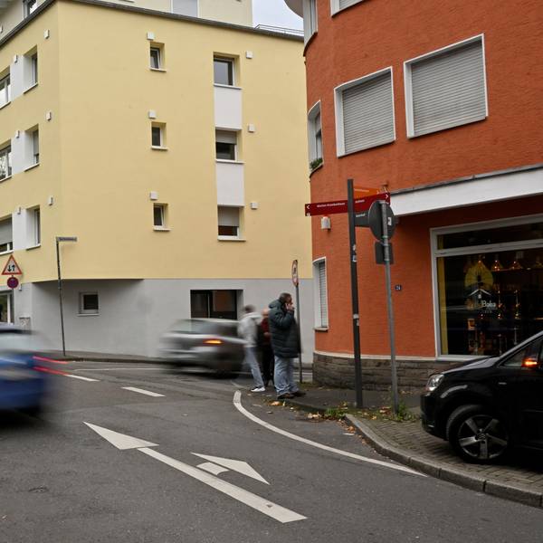 Ein blaues Auto fährt auf der Laurentiusstraße in Bergisch Gladbach.