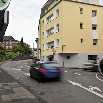Ein blaues Auto fährt auf der Laurentiusstraße in Bergisch Gladbach.