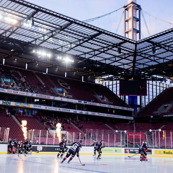 Die Kölner Haie kommen für die Partie gegen die Augsburg Panther im Rhein-Energie-Stadion aufs Eis.