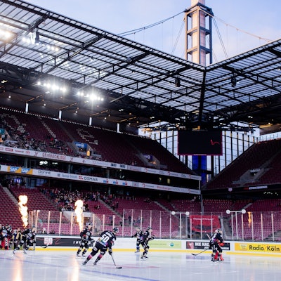 Die Kölner Haie kommen für die Partie gegen die Augsburg Panther im Rhein-Energie-Stadion aufs Eis.