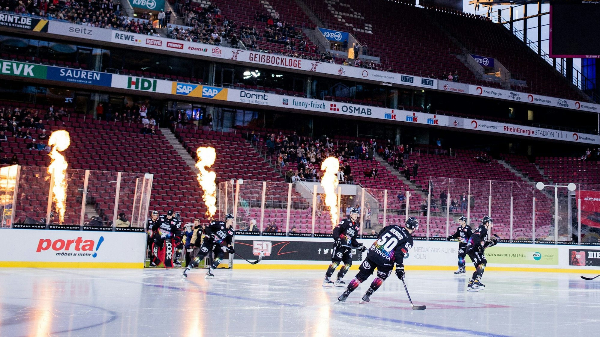 Die Kölner Haie kommen für die Partie gegen die Augsburg Panther im Rhein-Energie-Stadion aufs Eis.