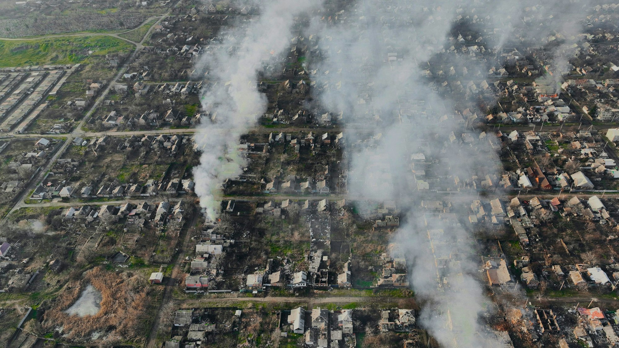 Rauch steigt nach russischen Angriffen aus den Außenbezirken Bachmuts auf.