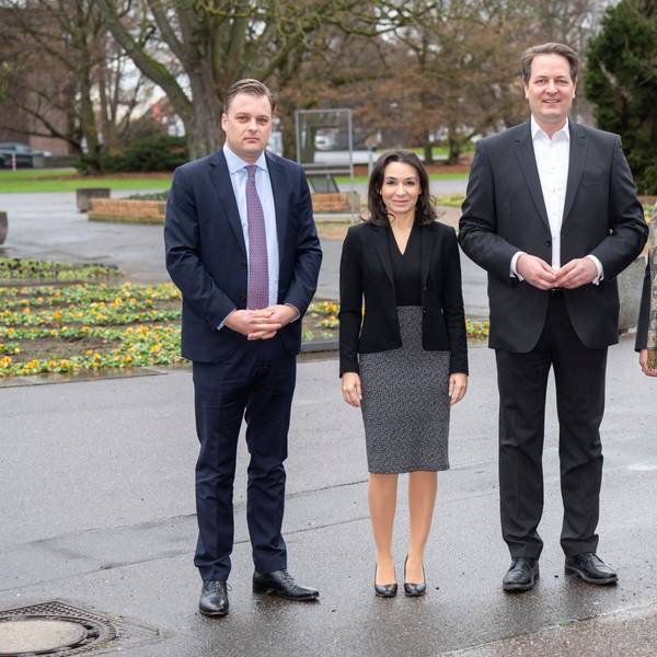 Auf dem Bild stehen vier Menschn im Rheinprk, die für den neuen Kölner CDU-Parteivorstand kandidieren.