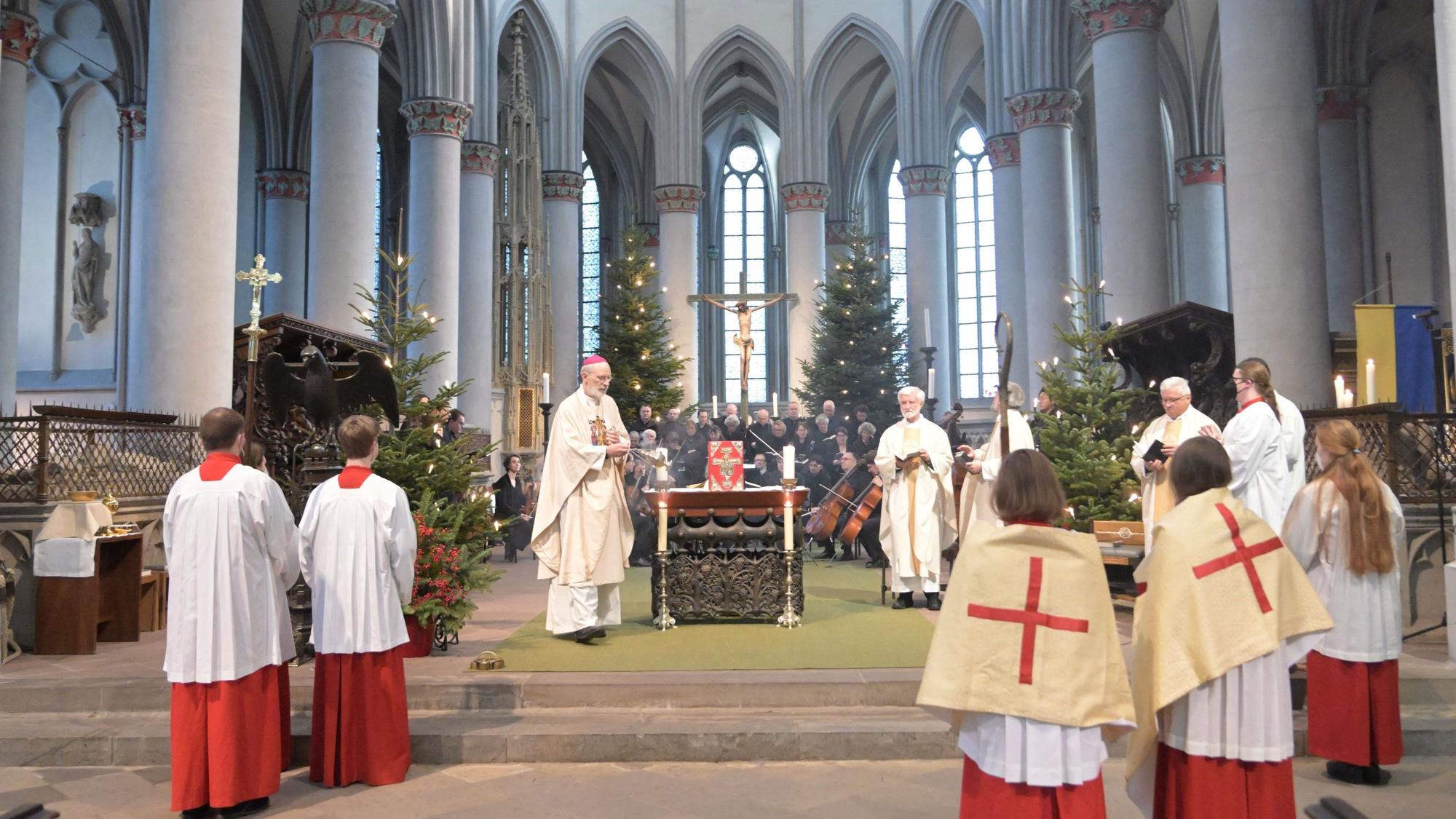 Geistliche und Messdiener stehen um den Altar in St. Mariä Himmelfahrt Altenberg.