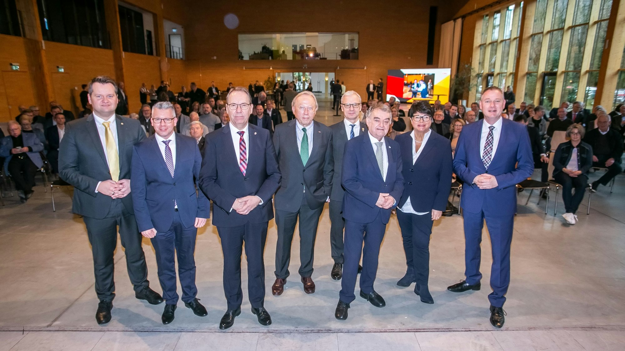 Gruppenfoto mit (v.l.) Christian Berger (Landtagsabgeordneter), Sven Engelmann (Ortsverbandsvorsitzender), Jochen Hagt (Landrat), Werner Sülzer (Moderator), Dr. Georg Ludwig (Bürgermeister), Herbert Reul (NRW-Innenminister), Sabine Verheyen (Europaabgeordnete) und Dr. Carsten Brodesser (Bundestagsabgeordneter). Beim CDU Neujahrsempfang, hier im Januar 2023 in Lindlar, wurde Klartext gesprochen.