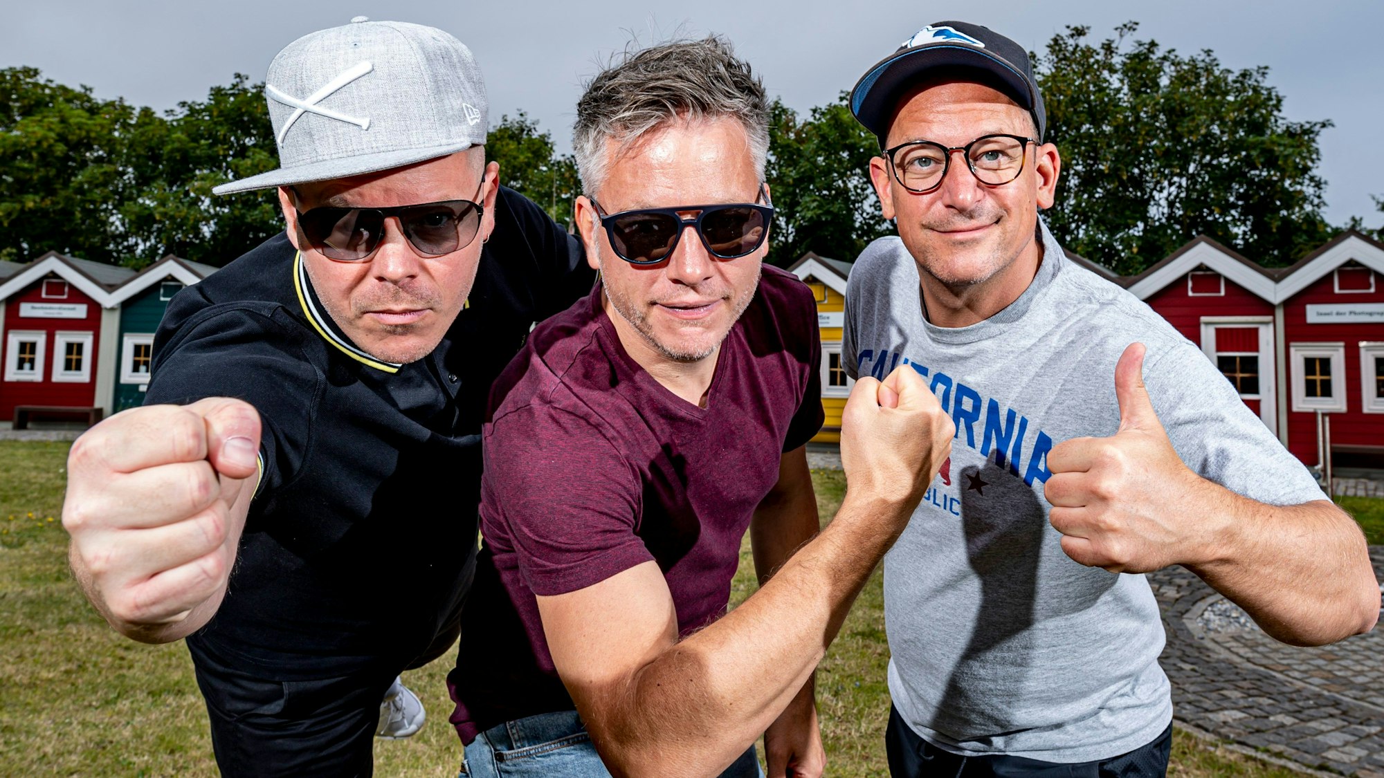 Die Hip-Hop-Band Fettes Brot steht am Tag ihres Konzerts auf der Insel Helgoland auf einer Wiese.