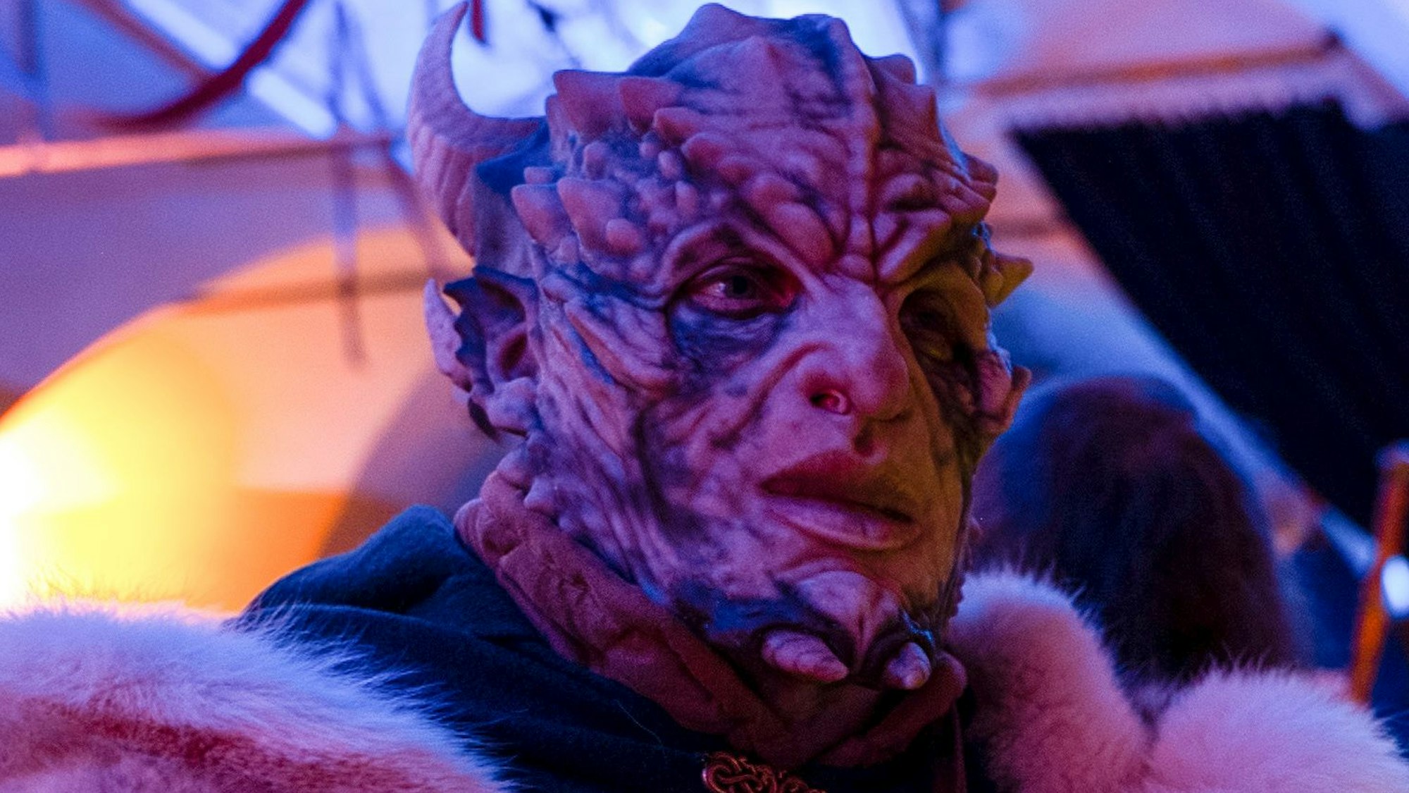 Ein Spieler beim LARP in Köln, seine Maske hat 800 Euro gekostet.