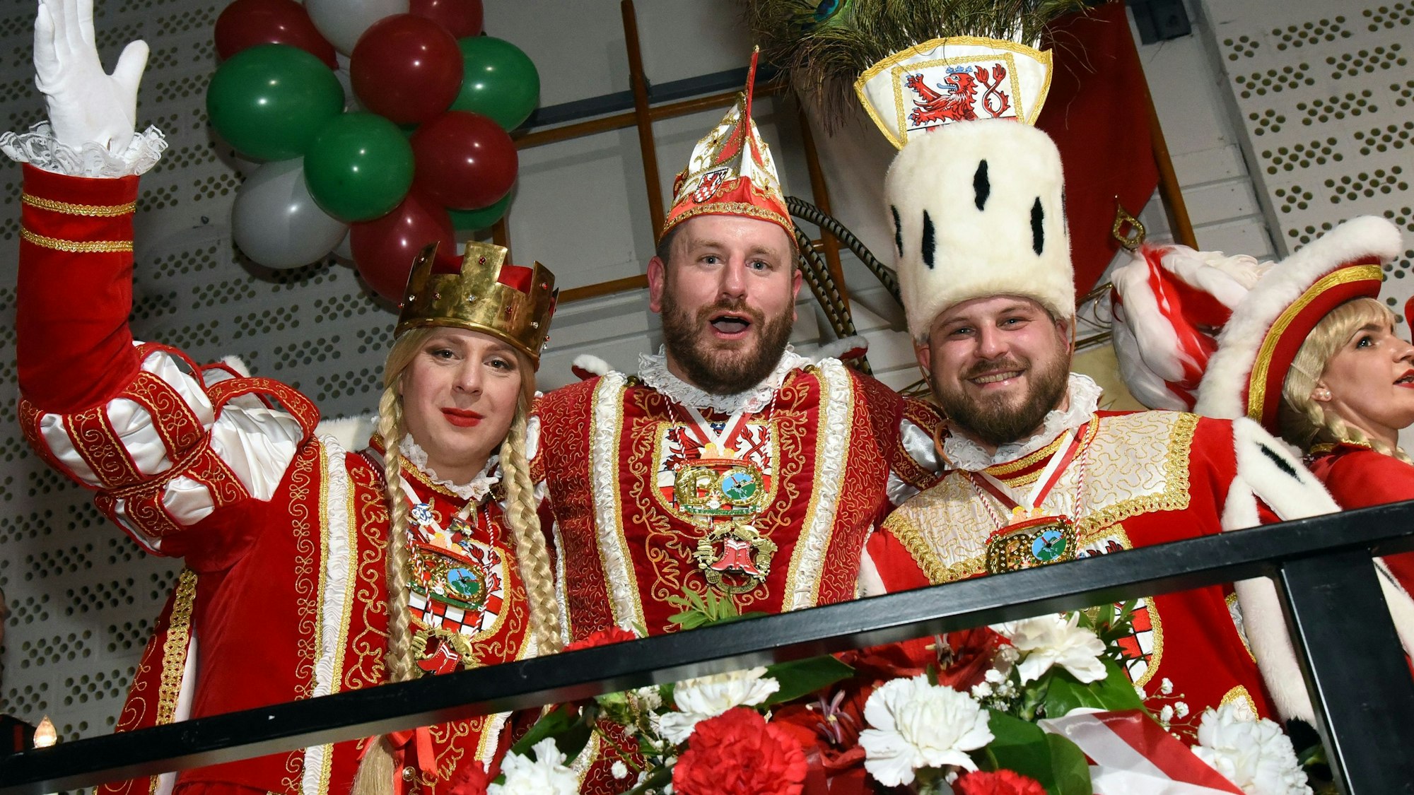 Endlich in Amt und Würden sind jetzt (v.l.) Jungfrau Sascha „Sissy“ Buschhaus, Prinz Tim I. Kretschmann und Bauer Adi.