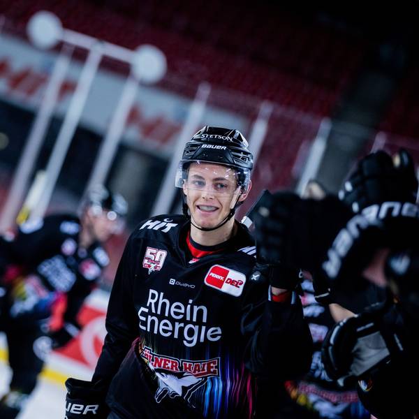 Kölns Jan Luca Sennhenn freut sich über sein Tor zum 3:2 und klatscht mit Mitspielern ab.