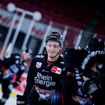 Kölns Jan Luca Sennhenn freut sich über sein Tor zum 3:2 und klatscht mit Mitspielern ab.