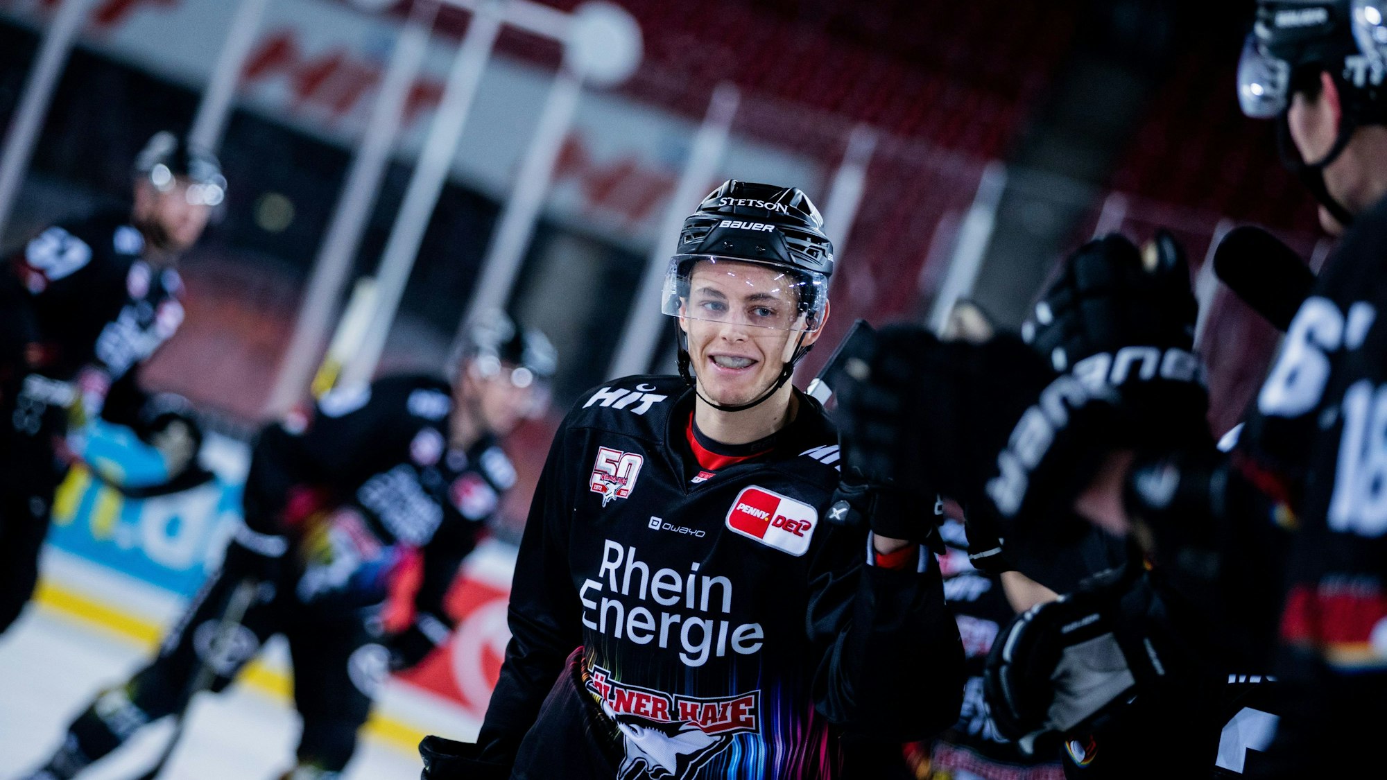 Kölns Jan Luca Sennhenn freut sich über sein Tor zum 3:2 und klatscht mit Mitspielern ab.