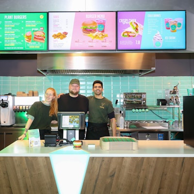 Der Inhber des „Vedangs “in Köln steht mit seinen Mitarbeitern Luna Fenner und Tobias Hölscher hinter der Bedientheke.