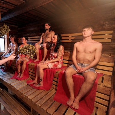 Saunameisterin Nicole Appel im Januar 2023 bei einem Aufguss in der Sauna des „Monte Mare“ in Eckenhagen