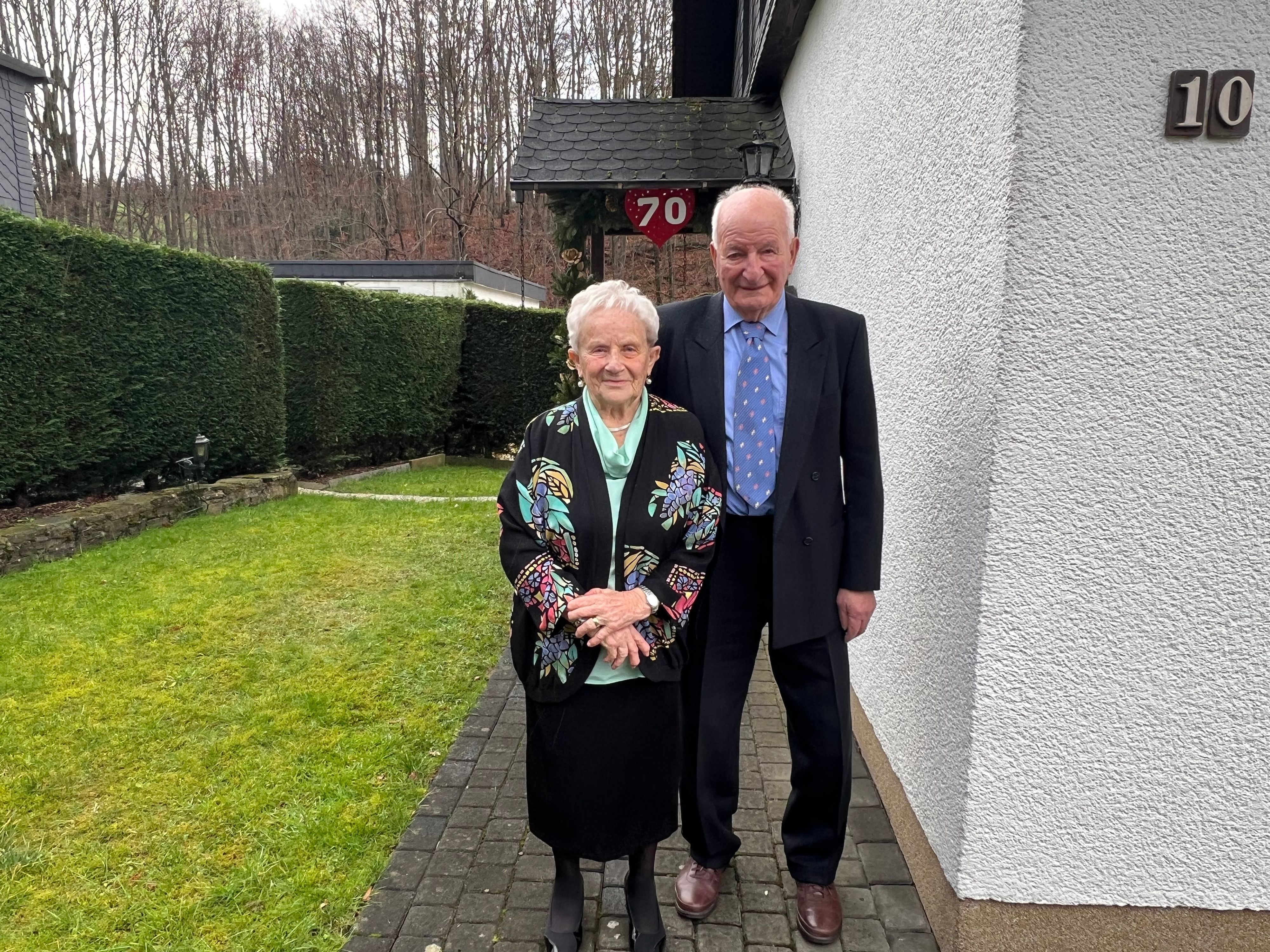 Margarete und Leonhard Leyens vor ihrem Haus.