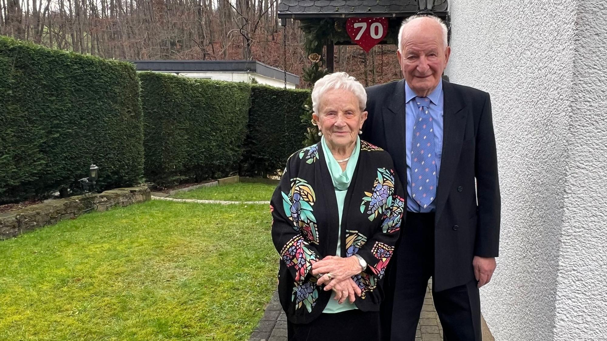 Margarete und Leonhard Leyens vor ihrem Haus.
