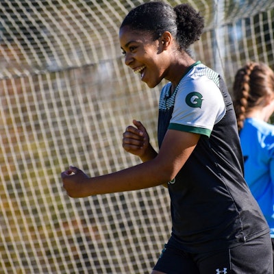 Die Fußballerin Zahra Fepessi aus Zülpich-Schwerfen steht auf einem Fußballplatz und freut sich