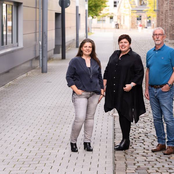 Zu sehen sind zwei Frauen und ein Mann auf einer Straße, der Vorstand des Vereins Lebensfarben.