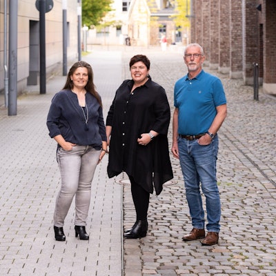 Zu sehen sind zwei Frauen und ein Mann auf einer Straße, der Vorstand des Vereins Lebensfarben.