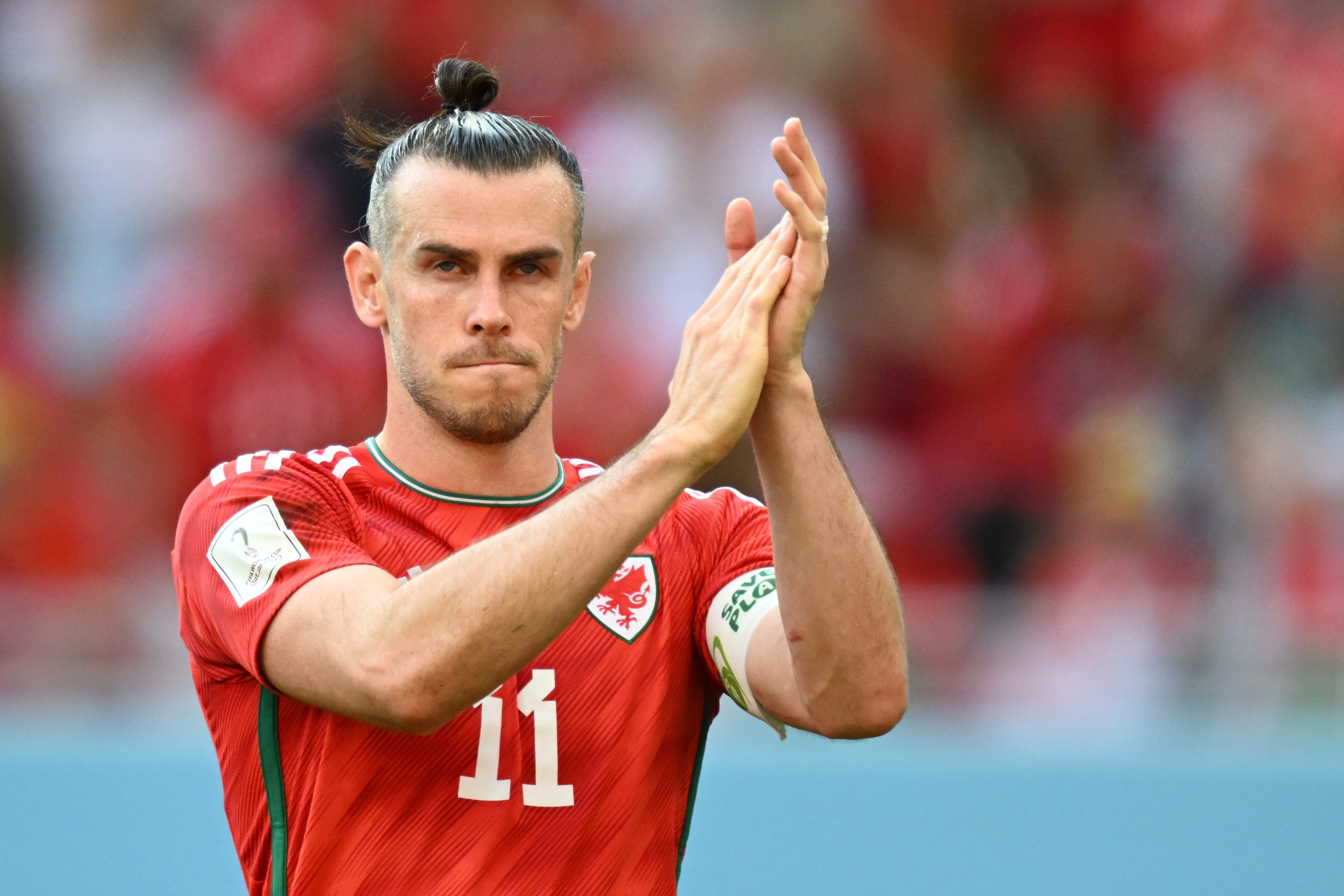 Der walisische Nationalspieler Gareth Bale klatscht im Nationaltrikot in die Hände. Er trägt die Nummer elf.