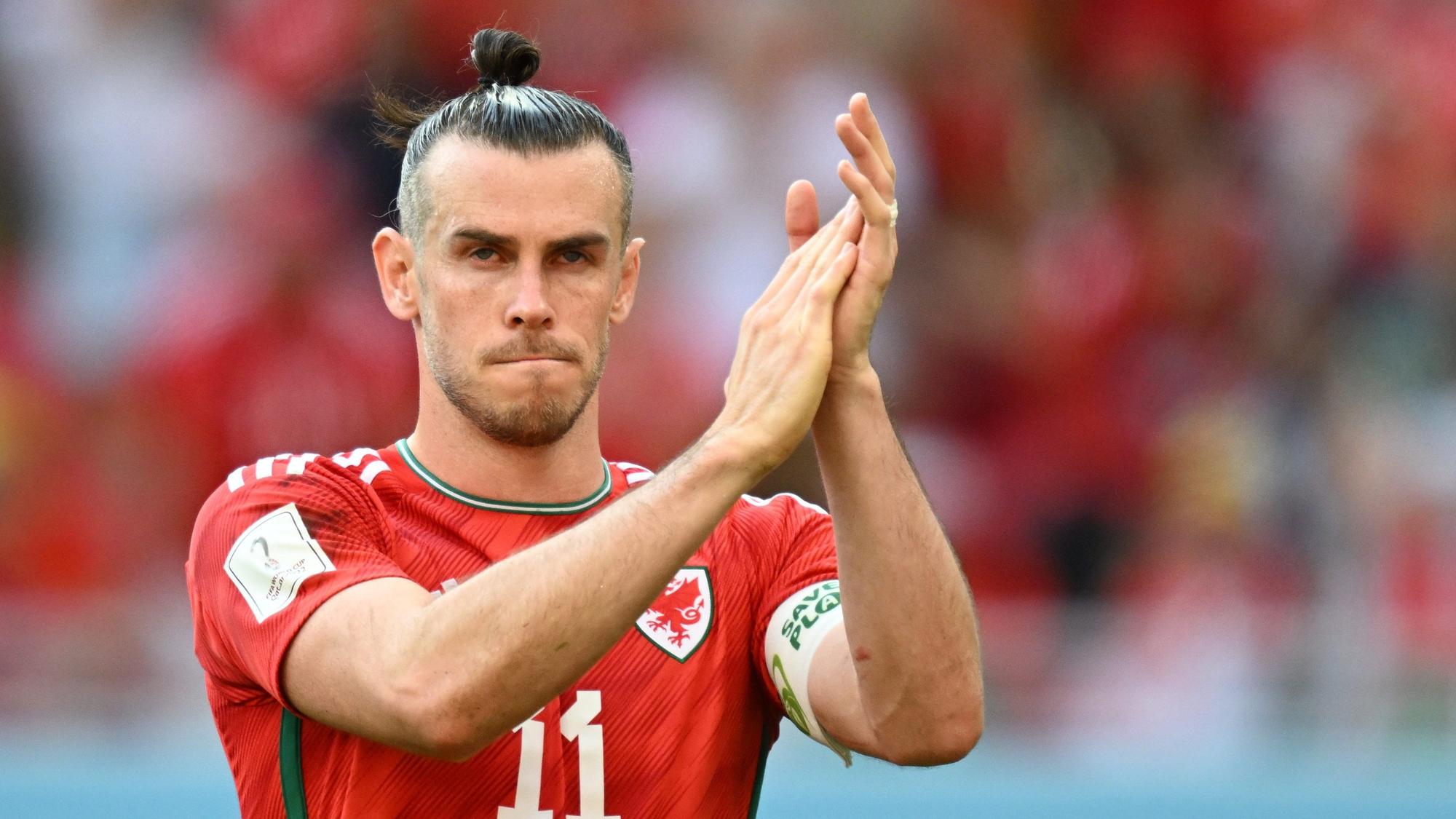 Der walisische Nationalspieler Gareth Bale klatscht im Nationaltrikot in die Hände. Er trägt die Nummer elf.