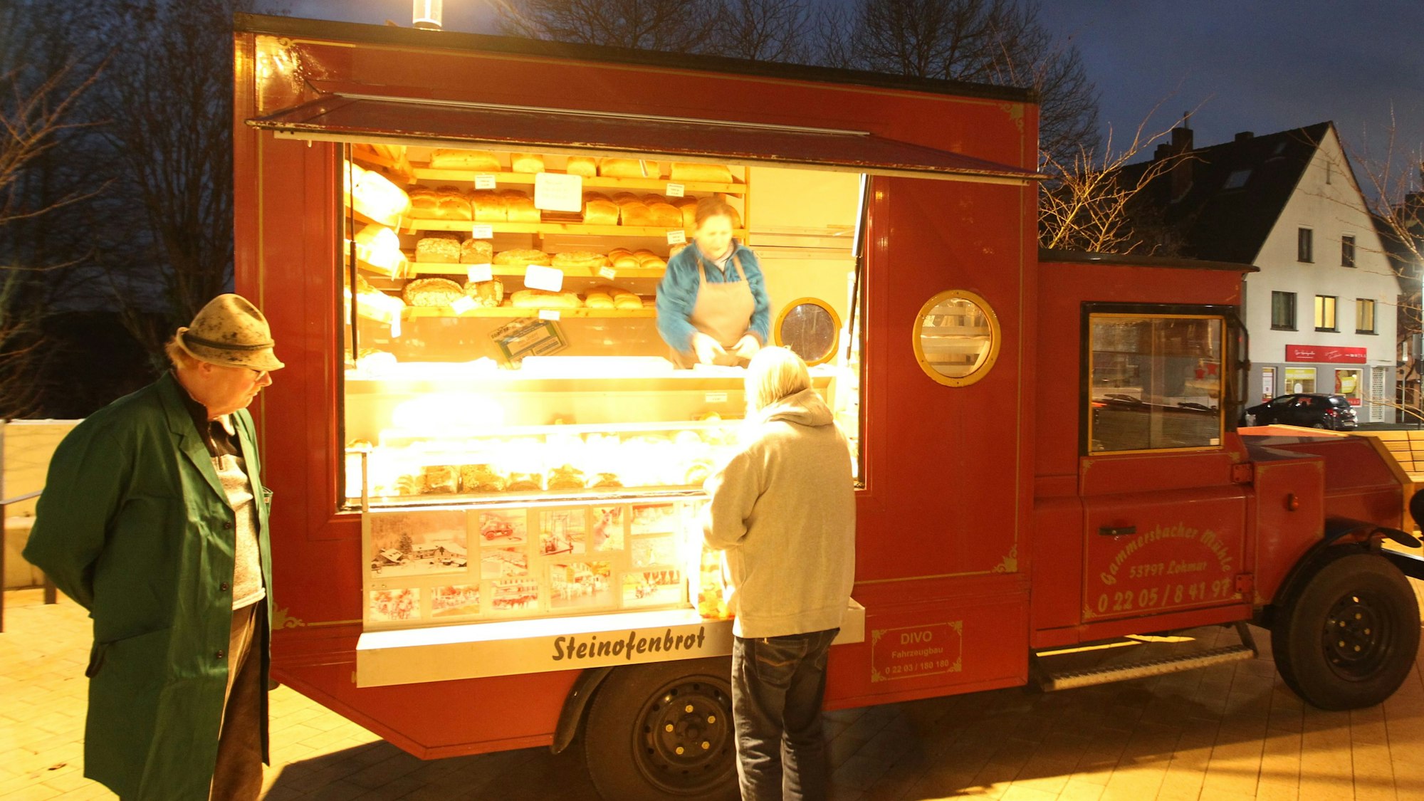 Der rote Verkaufswagen bietet auf dem Rösrather Markt Backwaren aus dem Steinofen an.
