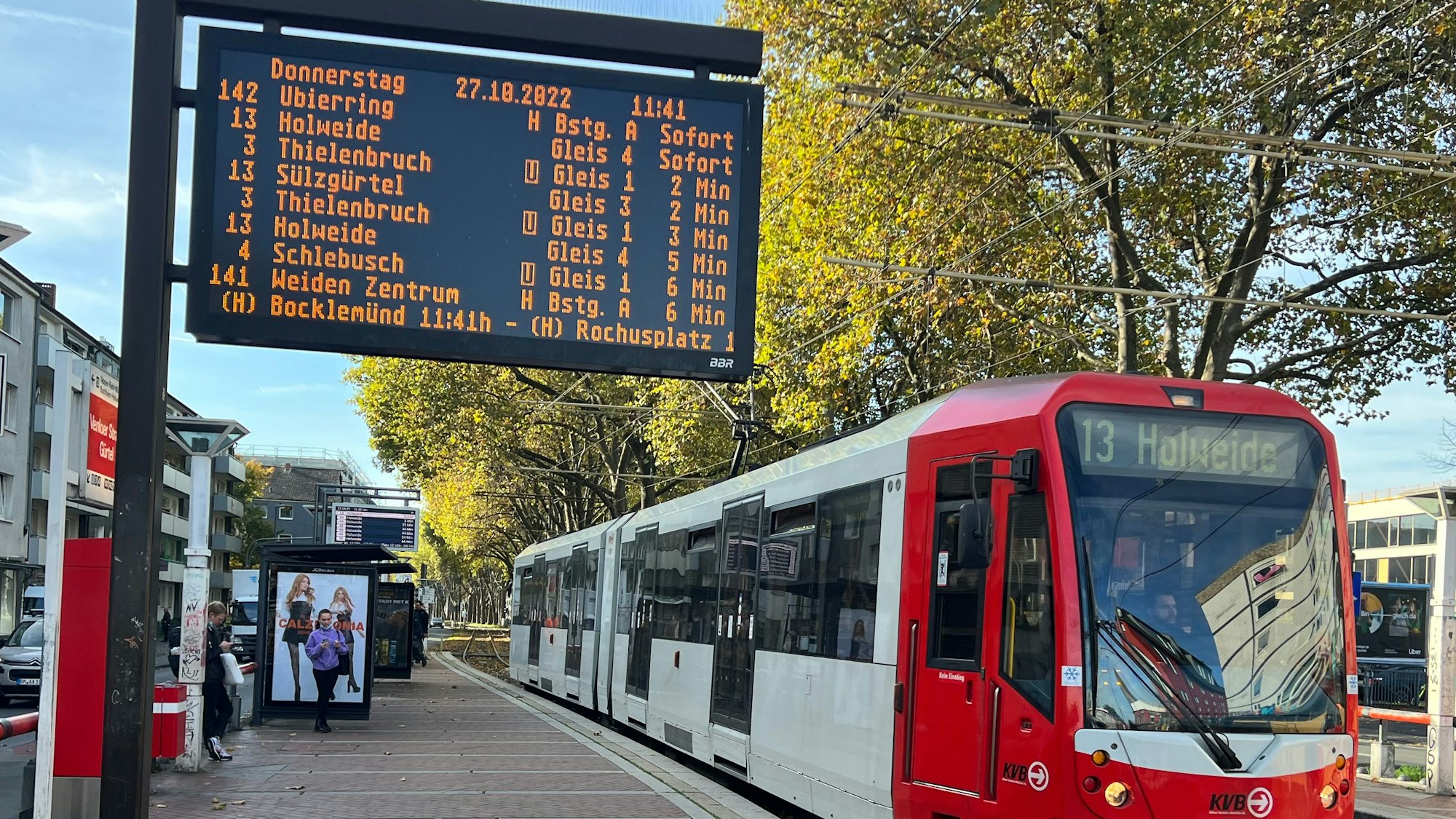 Eine Bahn der Linie 13 steht zur Abfahrt bereit.
