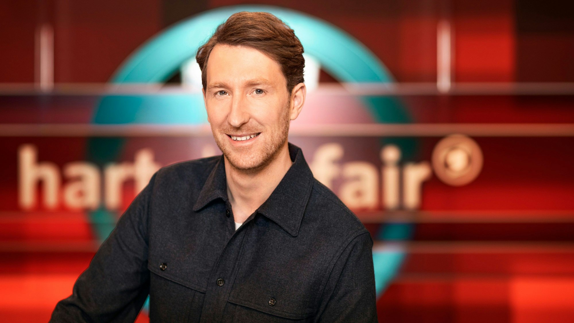 Louis Klamroth steht im Studio von „Hart aber fair“