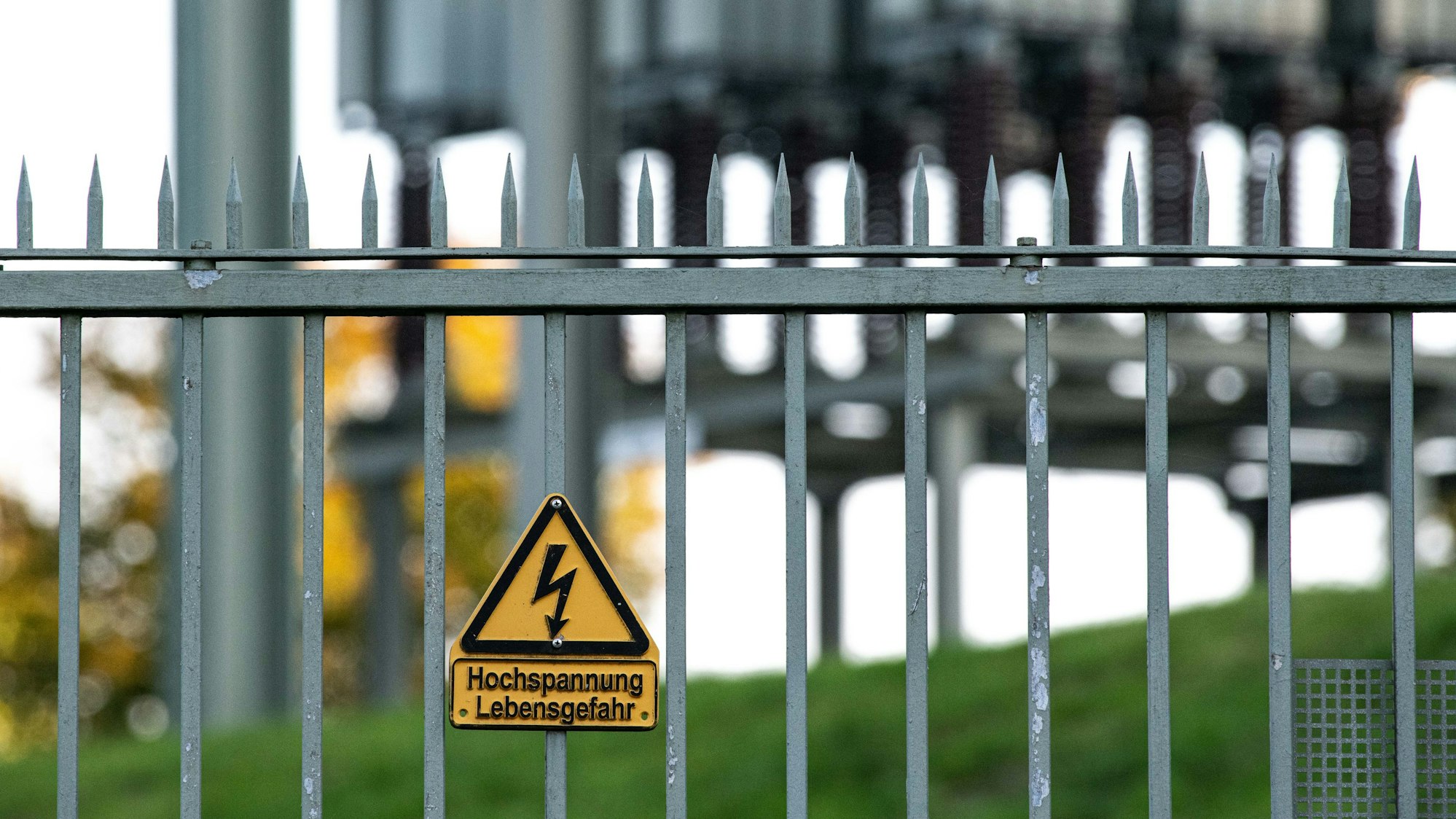 Das Foto ist ein Symbolfoto und zeigt ein Stromumspannwerk im Oberbergischen Kreis im Oktober 2022. Der Rhein-Erft-Kreis und die Städte bereiteten sich auf möglichen bevorstehenden großflächigen Stromausfall vor.