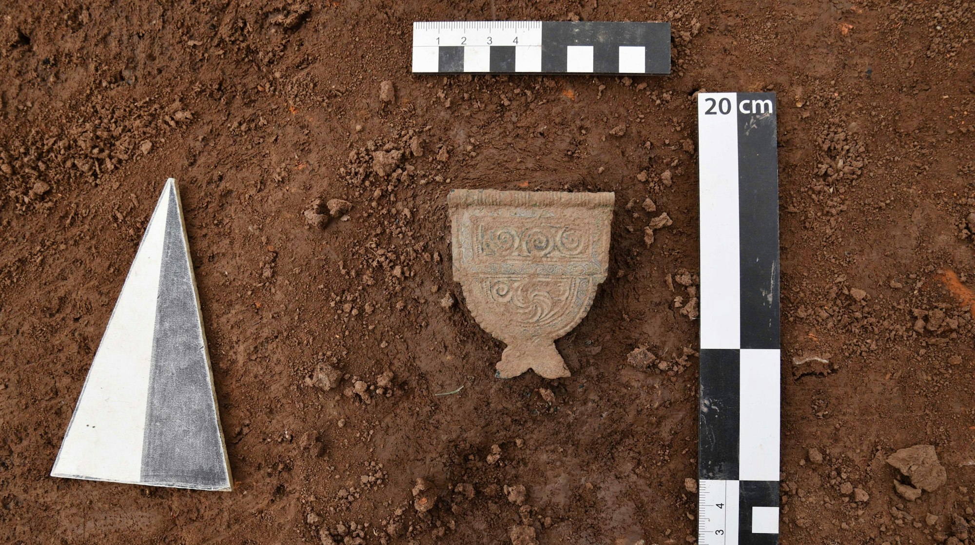 Der Landschaftsverband Rheinland veröffentlicht nach Ausgrabungen am Veybach bei Euskirchen-Wißkirchen Aufnahmen von Bodendenkmälern, hier ein verzierter Gürtelbeschlag aus Bronze aus der Spätantike (3./4. Jahrhundert), im November 2022.