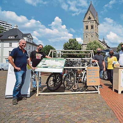 Klimafreunde Rhein Berg Aktionstag auf dem Konrad Adenauer Platz.