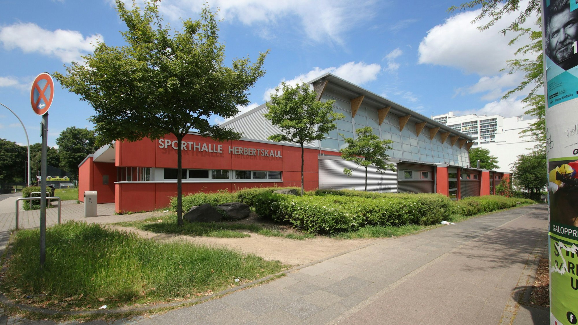 Auf dem Bild ist eine Sporthalle zu sehen.