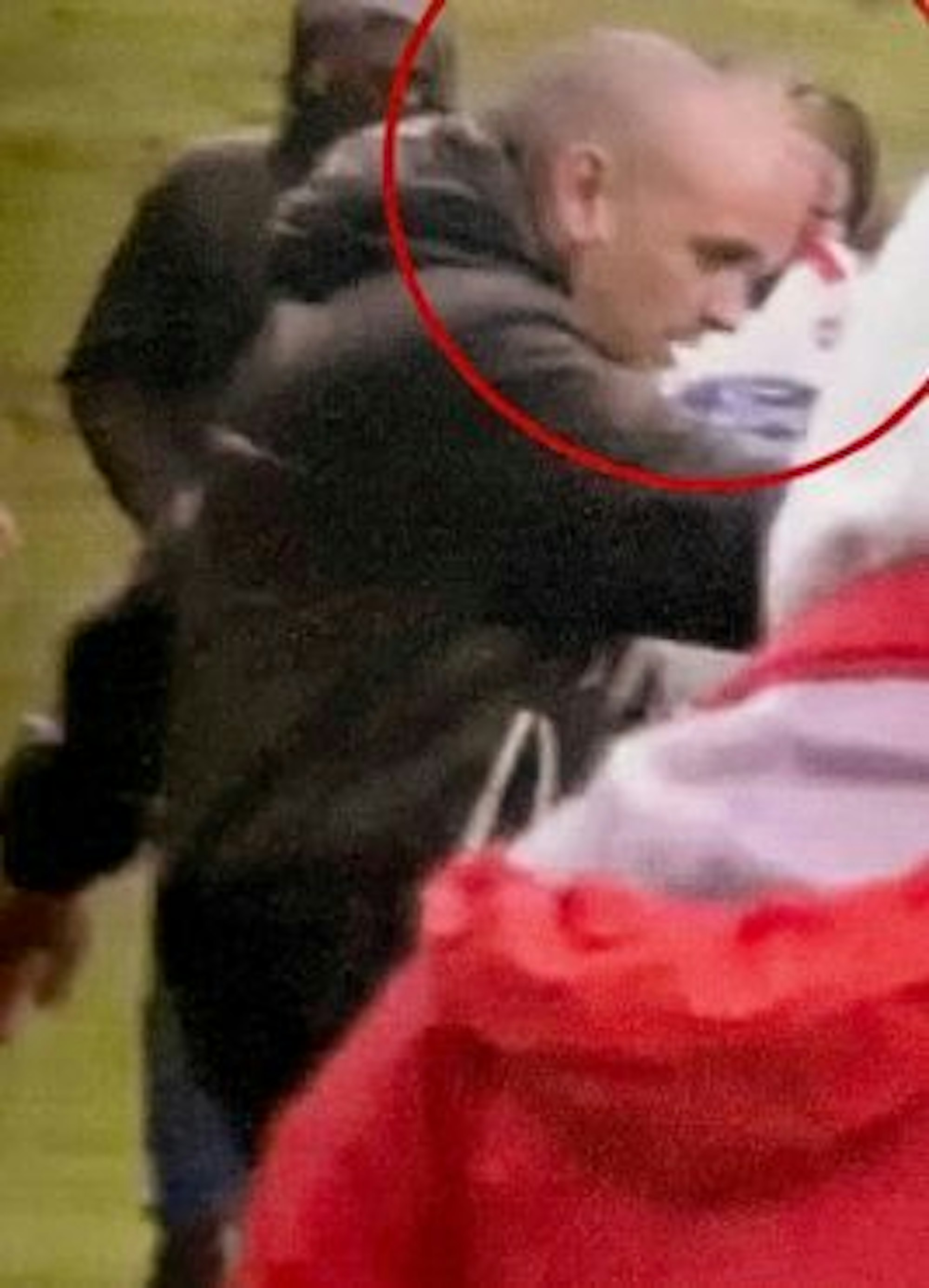 Foto eines Mannes, der im Mai 2021 vor dem Stadion des 1. FC Köln eine Polizistin getreten haben soll.