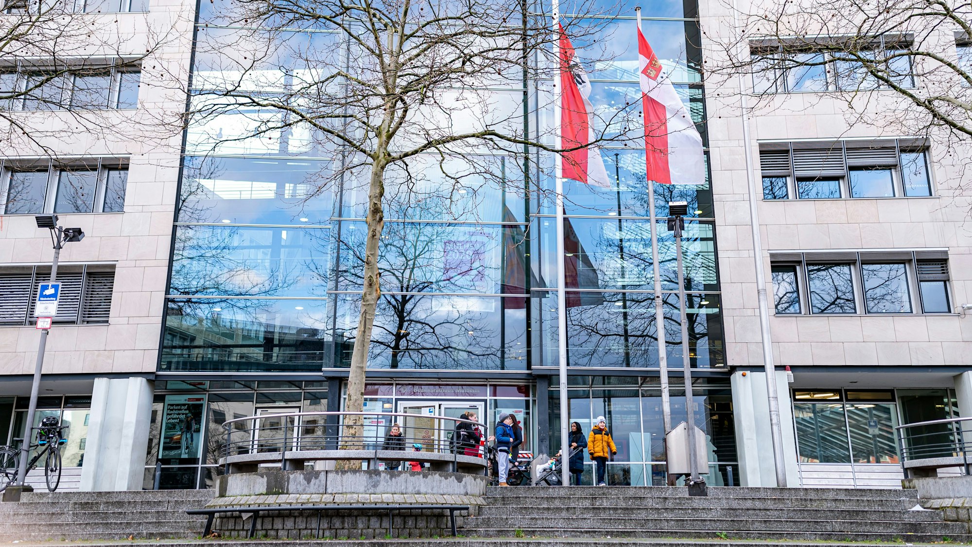 Das Bild zeigt das Bürgeramt Mülheim von außen.