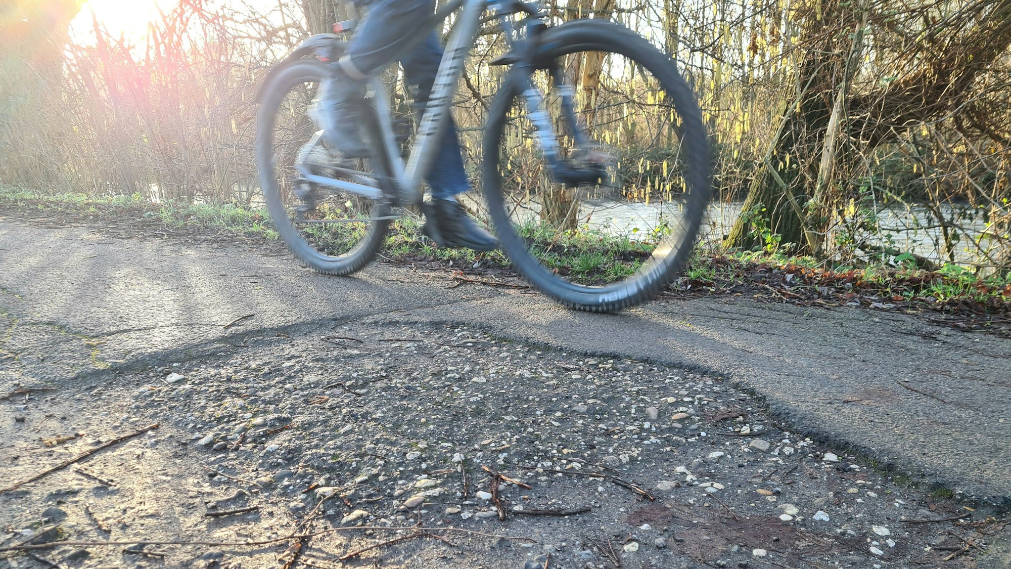 Der Erftradweg, hier bei Paffendorf, wartet weiter auf seine Instandsetzung und seinen Ausbau.