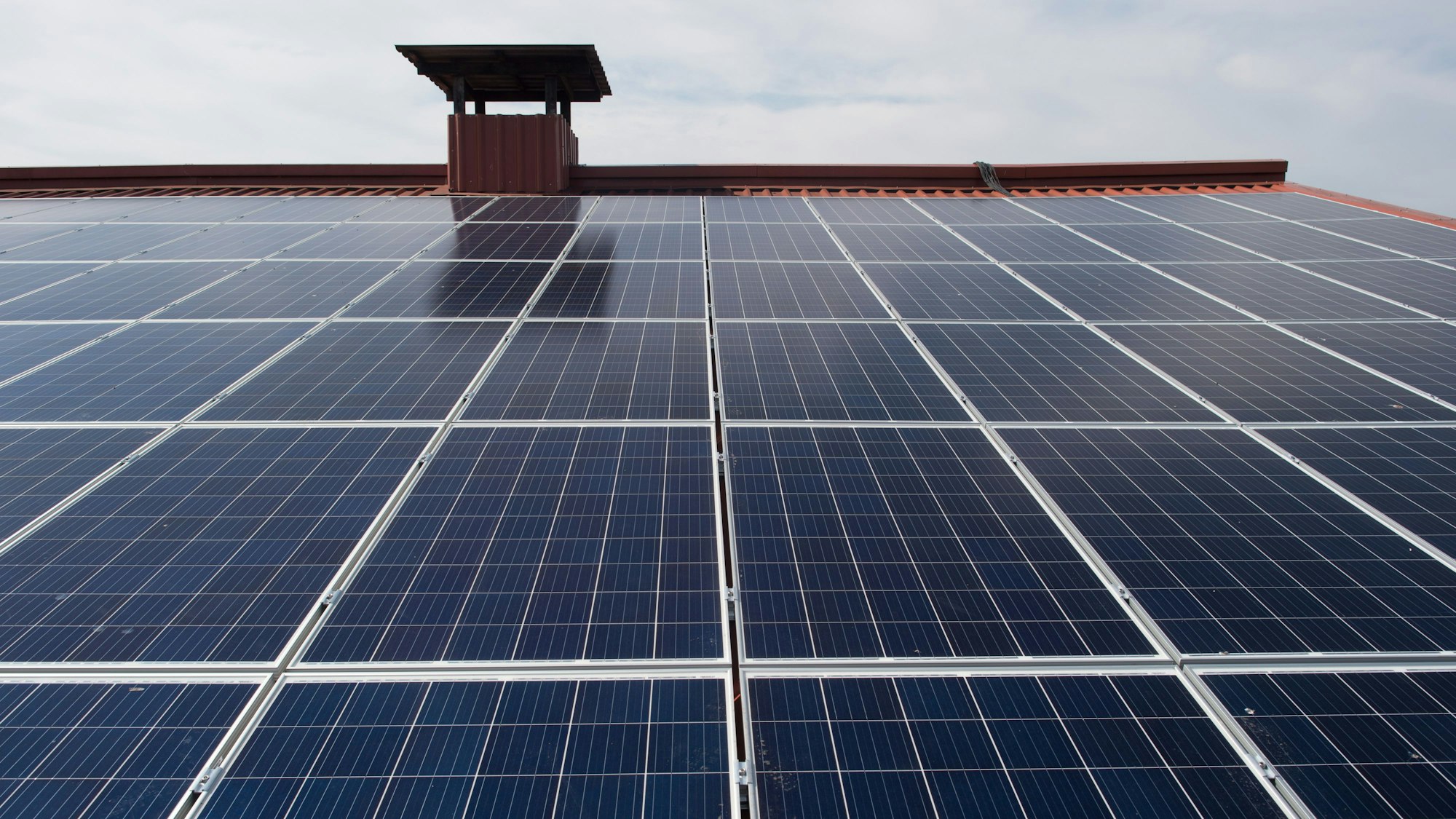 Eine Solaranlage liegt auf dem Dach eines Gebäudes.