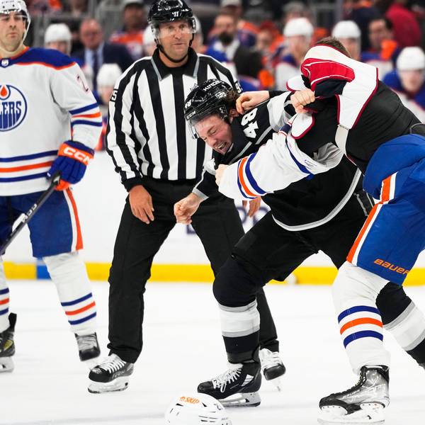Brendan Lemieux von den Los Angeles Kings kämpft mit Klim Kostin von den Edmonton Oilers auf dem Eis.